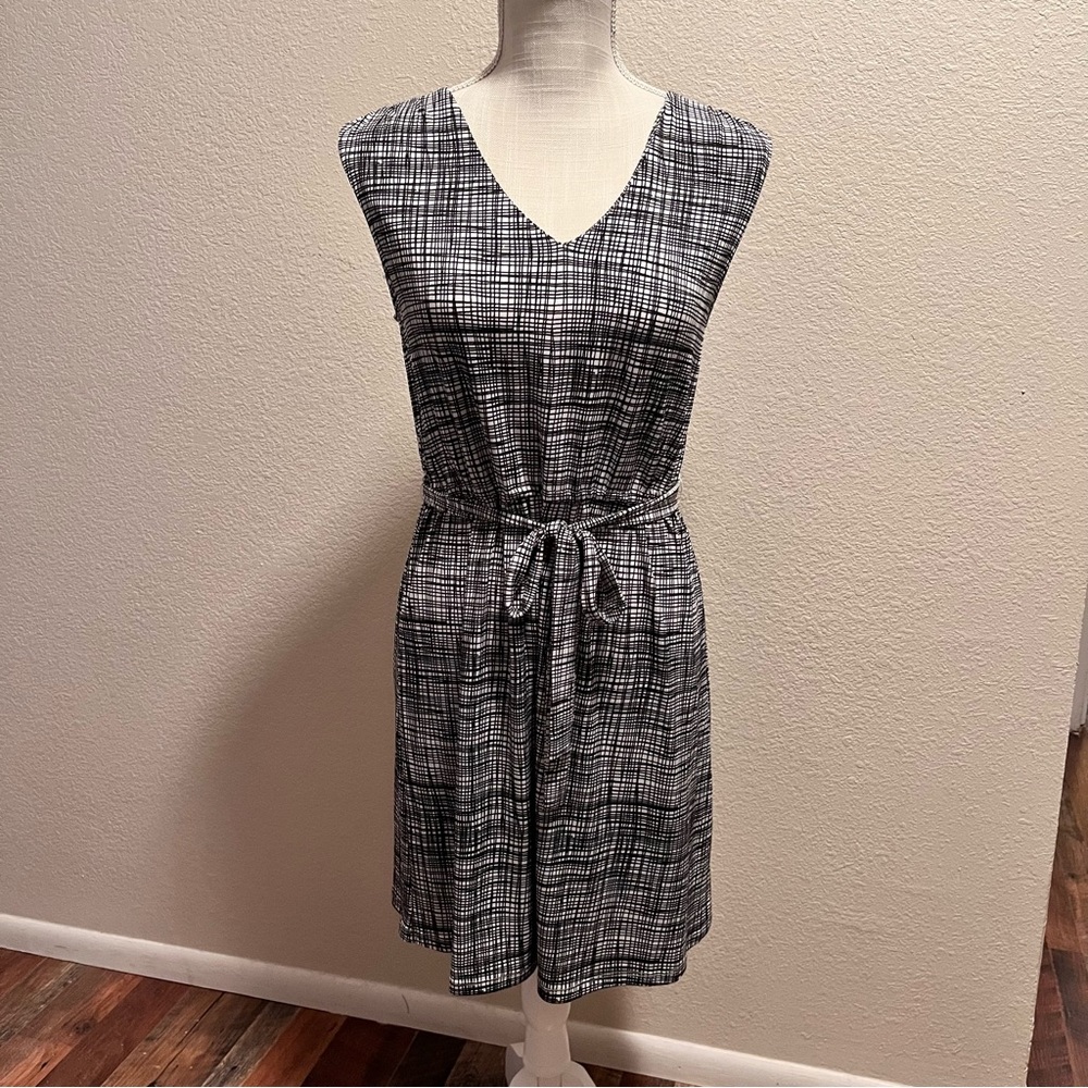 APT9 - Elegant Black & White Dress
Size PS